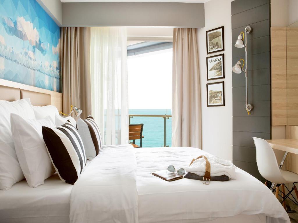 阿拉尼亚桑普莱姆酒廊酒店 - 仅限成人的卧室配有一张大白色床和窗户