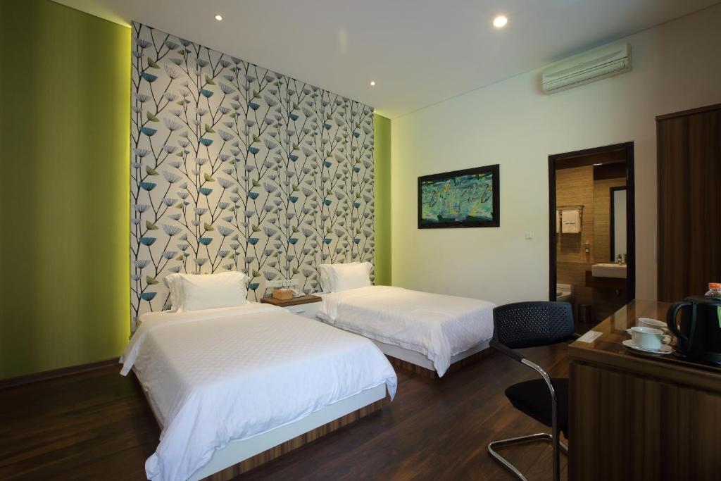 万隆达格特库安卡萨14号旅馆的一间酒店客房,设有两张床和电视