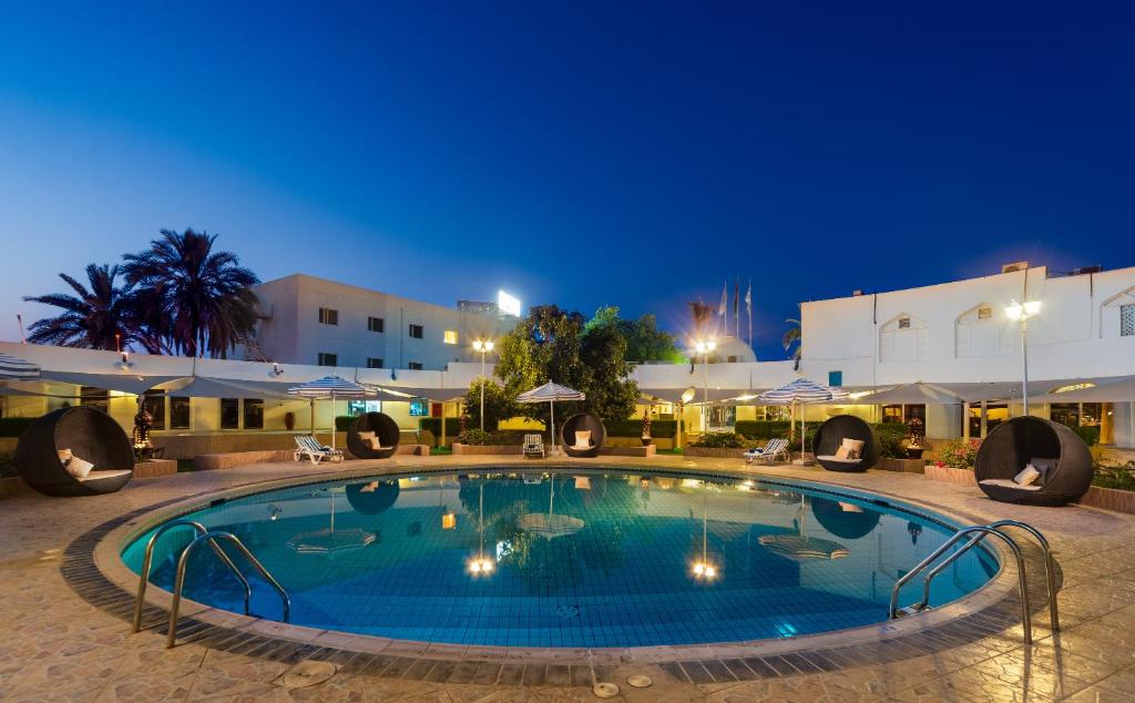 索哈尔艾瓦迪酒店 的夜间在度假村的一个大型游泳池