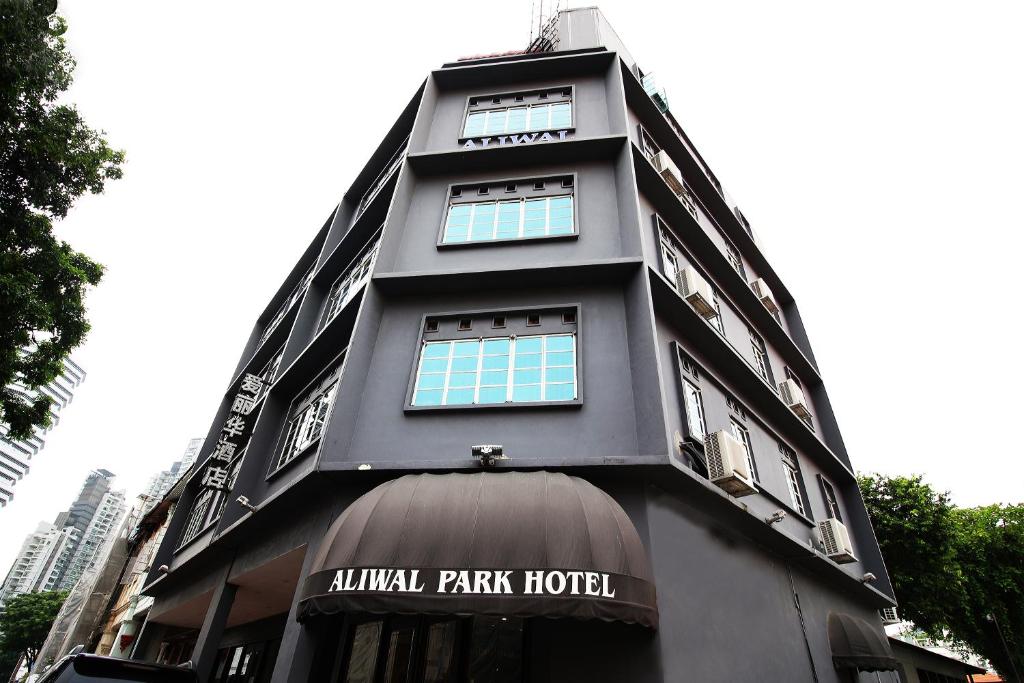 新加坡HOTEL JJH Aliwal的一座建筑,上面有读取动物公园的标志