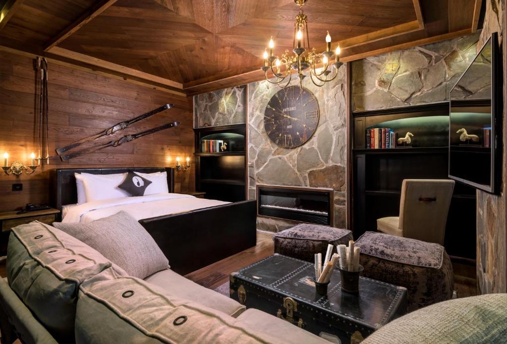 首尔空达设计师酒店的一间卧室配有一张床、一张沙发和一张桌子