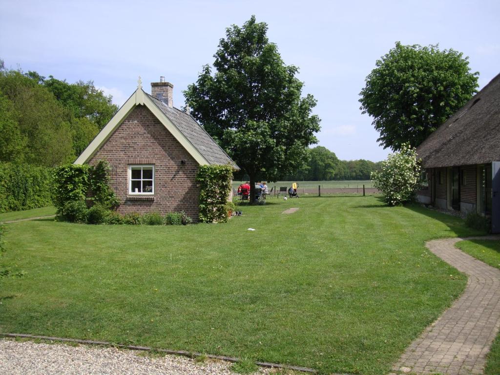 VilsterenErve Ziegers的一座带草地庭院的老砖屋