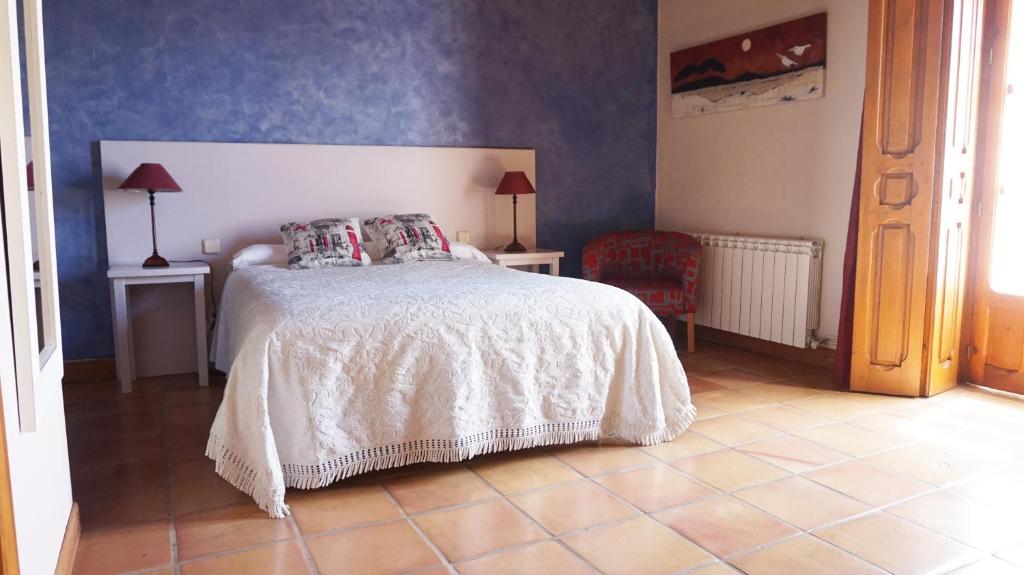 阿雷纳斯德圣佩德罗拉布雷斯康迪萨宾馆的卧室配有白色的床和椅子