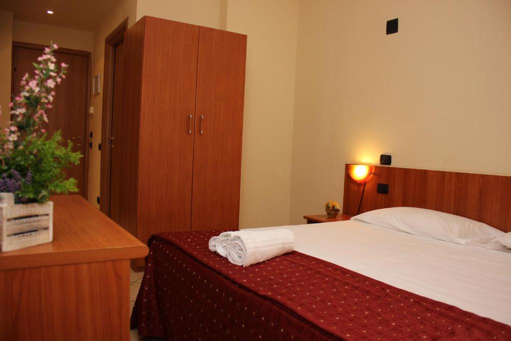 代西奥阿尔伯格加尔迪诺酒店的一间卧室配有一张床、梳妆台和一张西德西德西德西德床。