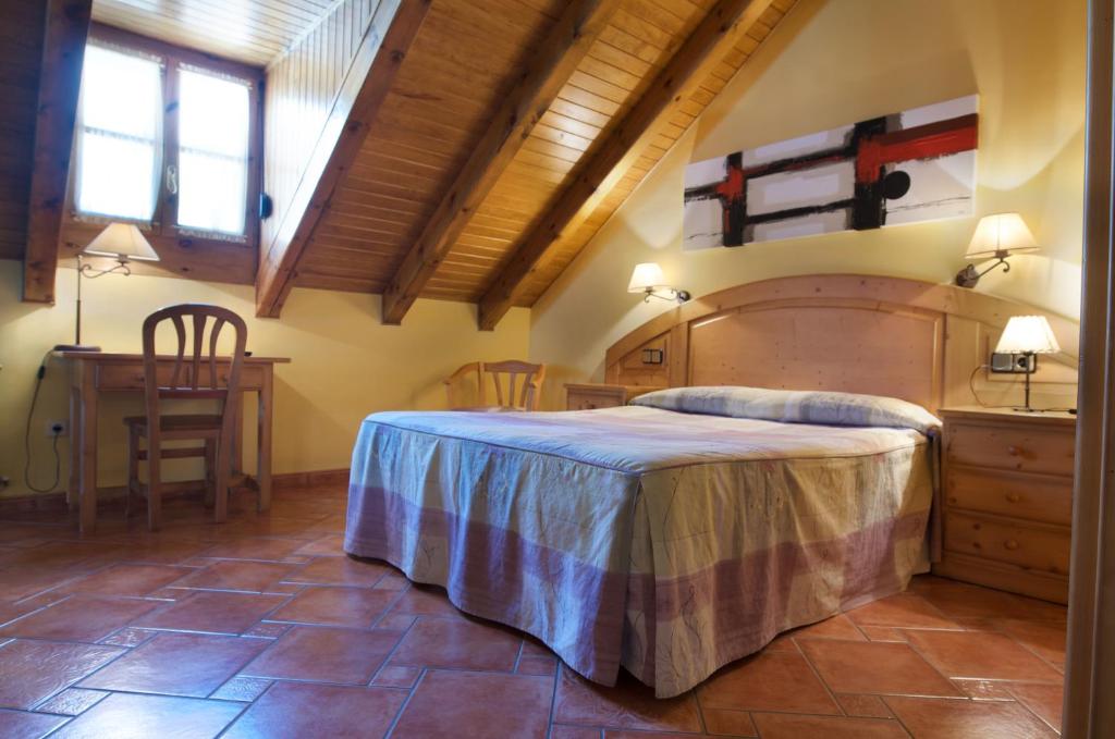 博西佩伊酒店的一间卧室配有一张大床和一张桌子
