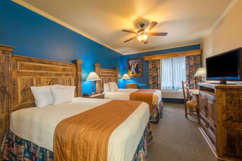 圣安东尼奥拉瀚恩达酒店的酒店客房设有两张床和一台平面电视。