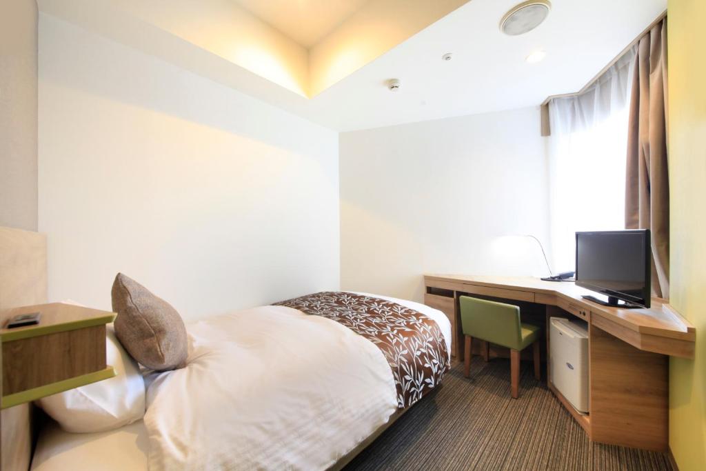 宇都宫宇都宫阳光酒店的酒店客房配有一张床和一张带电脑的书桌