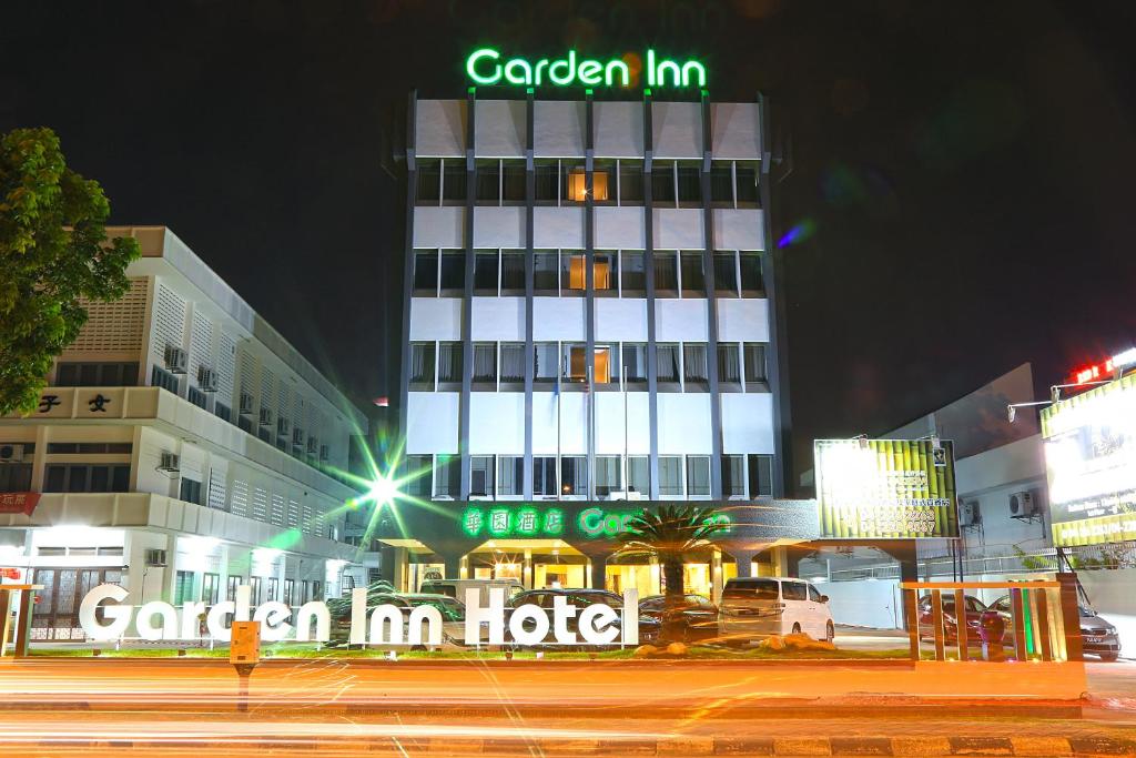 乔治市槟城花园酒店的上面有绿色标志的建筑