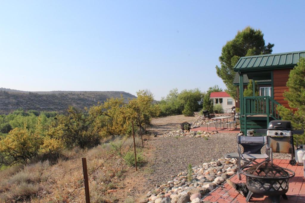 卡顿伍德Verde Valley Canyon View Cottage 3的一个带火坑和房子的后院