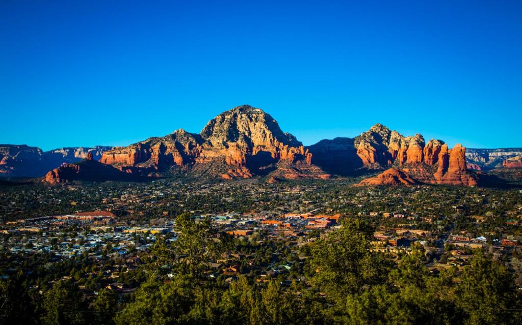 卡顿伍德Verde Valley Deck Cottage 8的享有以山脉为背景的城市美景