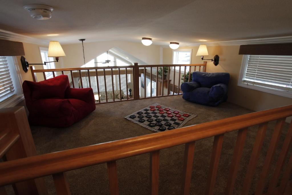 基西米Lake Magic Loft Cottage 11的客厅配有两张沙发,适合家庭入住。