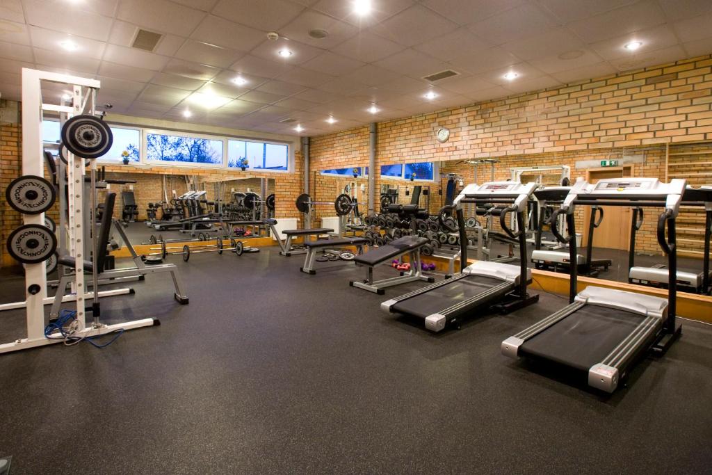 图库姆斯图库马乐杜思哈勒酒店的健身房拥有许多跑步机和机器