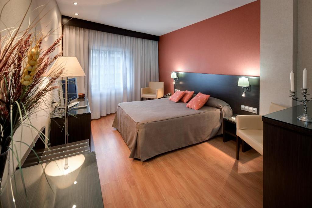弗拉加卡萨诺瓦酒店的配有一张床和一张书桌的酒店客房