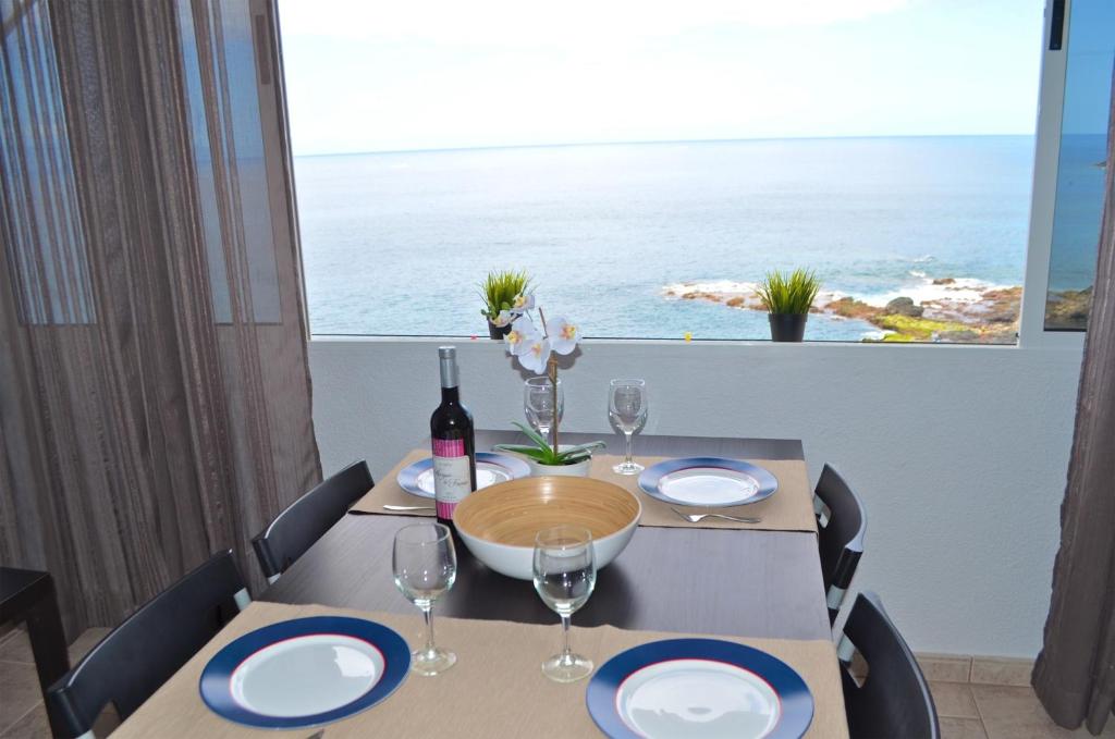 圣地亚哥港Apartment With Great Seaview的一张餐桌,享有海景