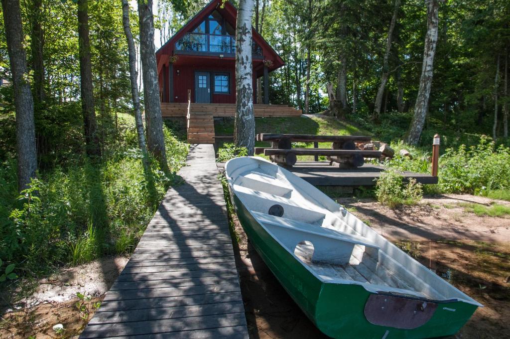 PaikülaKarujärve Camping的船停在小屋前