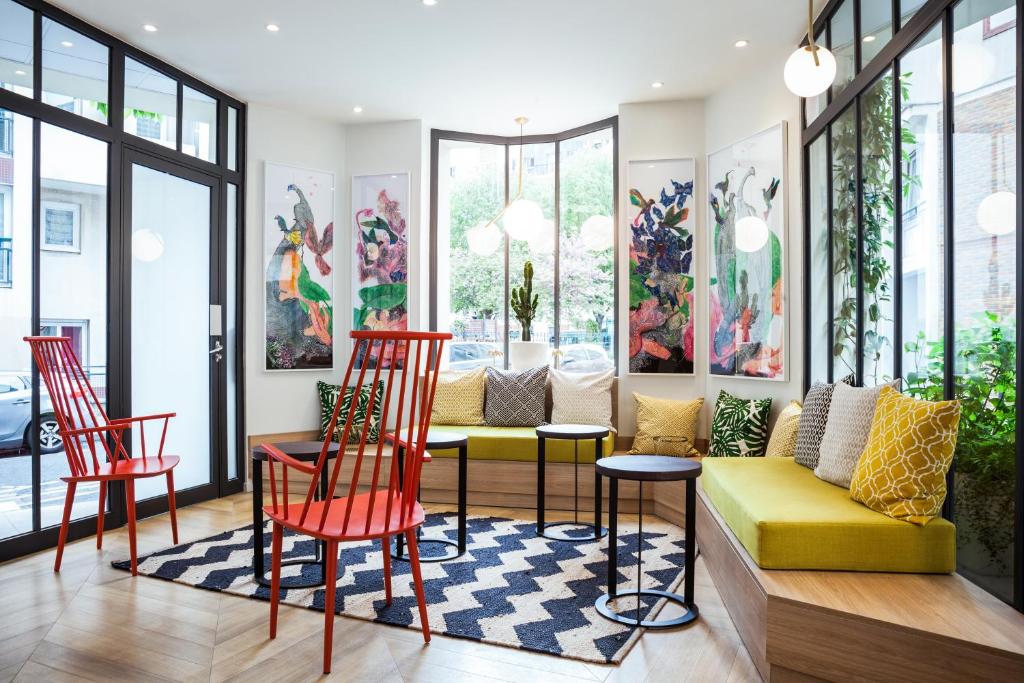 巴黎巴黎蒙特勒伊门民族宜必思尚品酒店的客厅配有红色椅子和黄色沙发