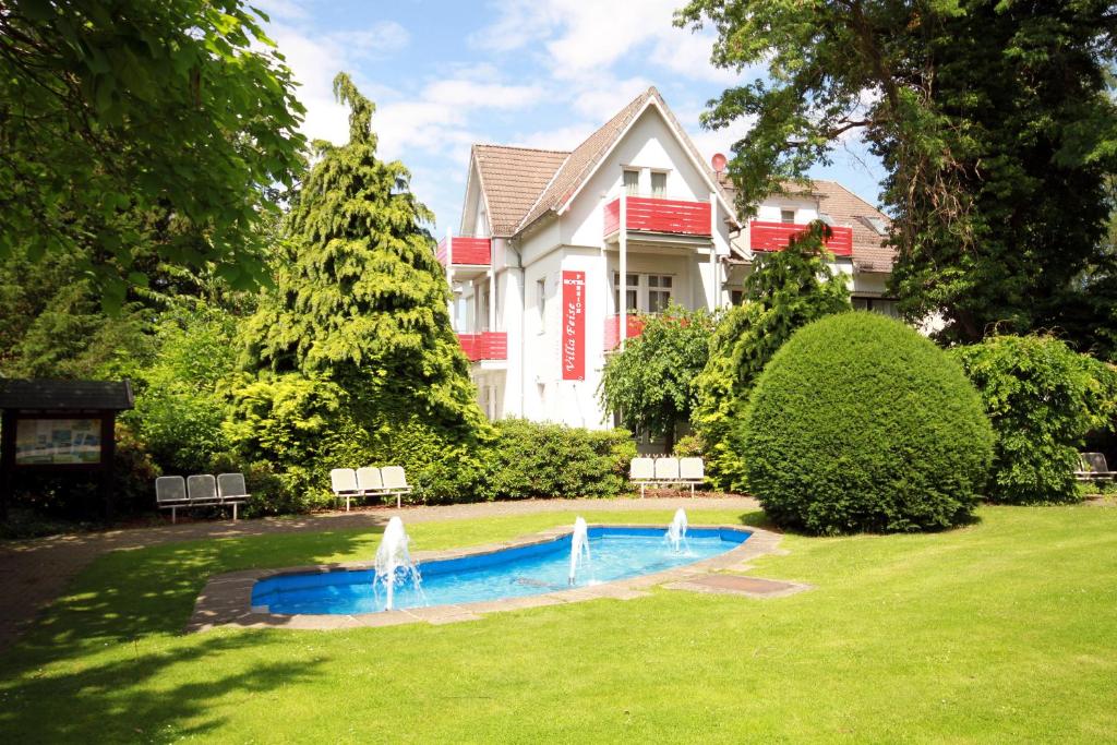 巴特哈尔茨堡菲丝别墅的庭院前带游泳池的房子