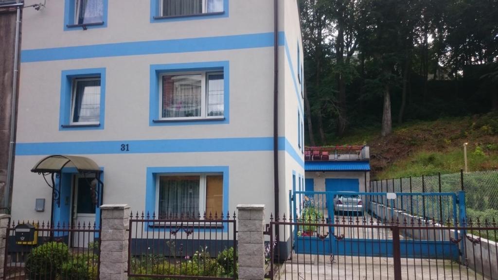 格丁尼亚Pokoje u Danki的蓝白色的房屋,设有围栏