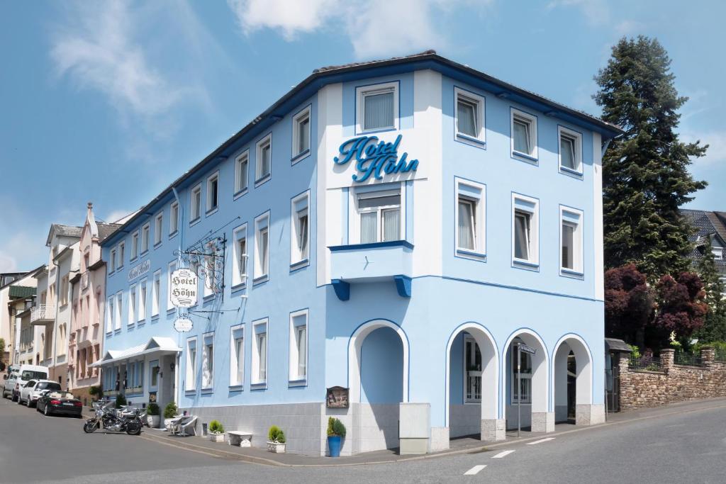 吕德斯海姆霍纳酒店的街道边的蓝色和白色建筑