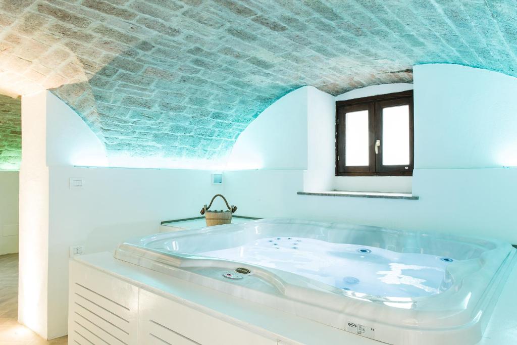 卡纳拉Albergo Il Rientro的带浴缸的浴室和蓝色天花板