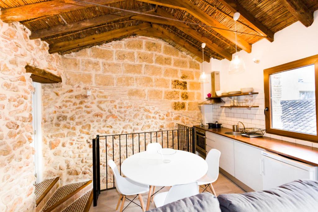 德尼亚Casa San Pascual的厨房以及带白色桌椅的起居室。