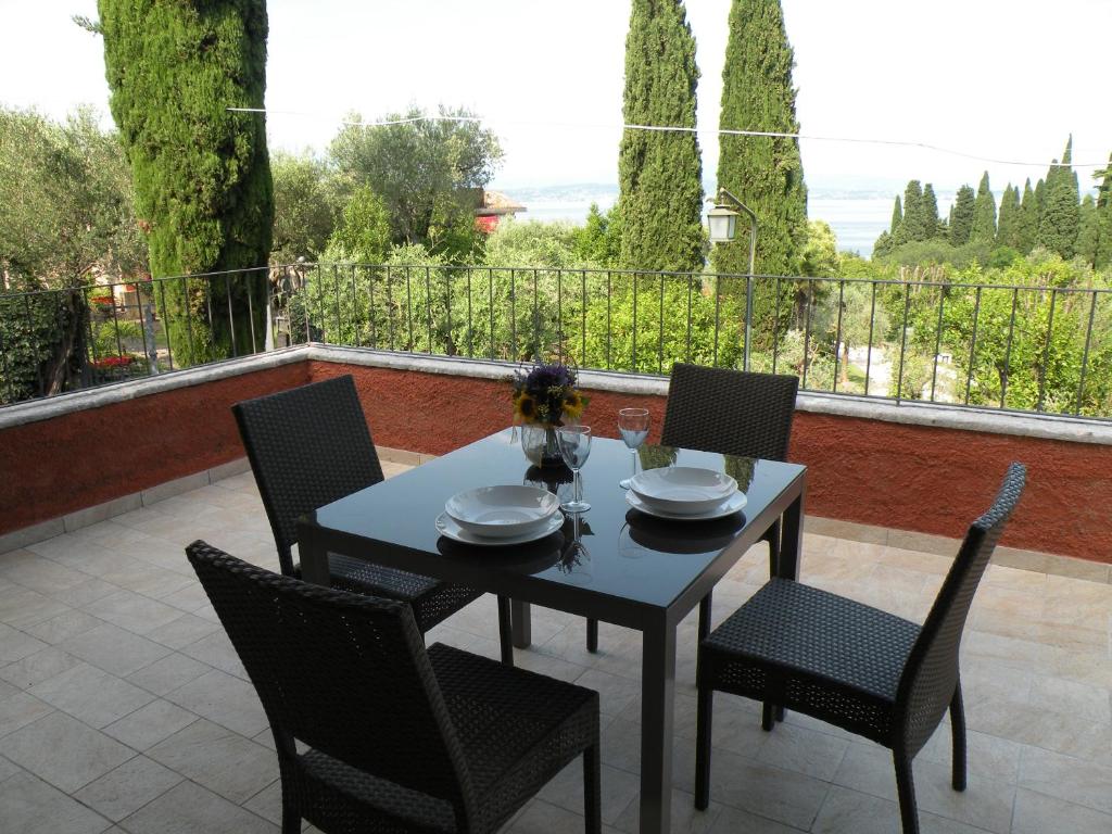西尔米奥奈Suite Deluxe a Villa Paradiso的美景庭院内的桌椅