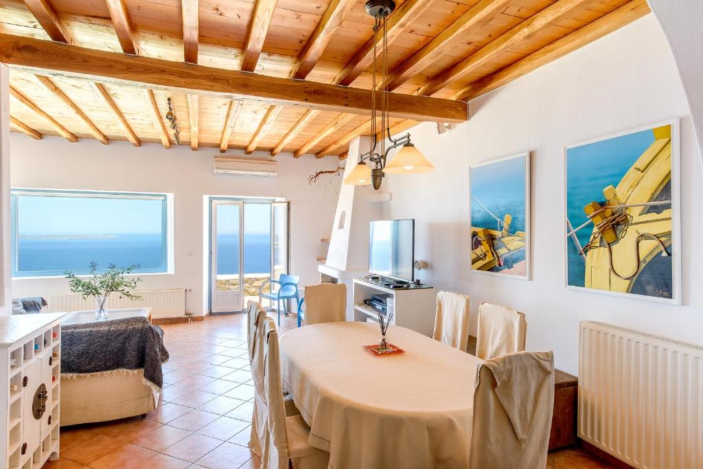 胡拉吉亚日落别墅的一间带桌椅和海洋的客厅