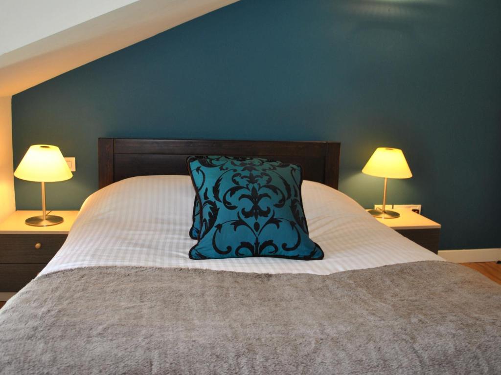 格拉斯哥格拉斯哥西区梦之屋公寓酒店的一张带蓝色枕头的床和两盏灯