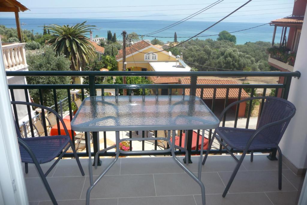 莫拉蒂卡Tassos Village House的美景阳台配有桌椅