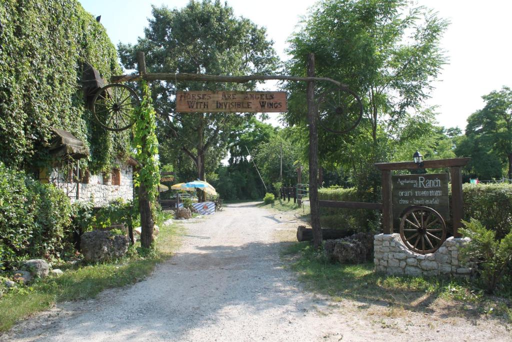 Castello dʼAviano阿格丽图里斯姆农家乐的一条有标志的路,上面写着花园入口