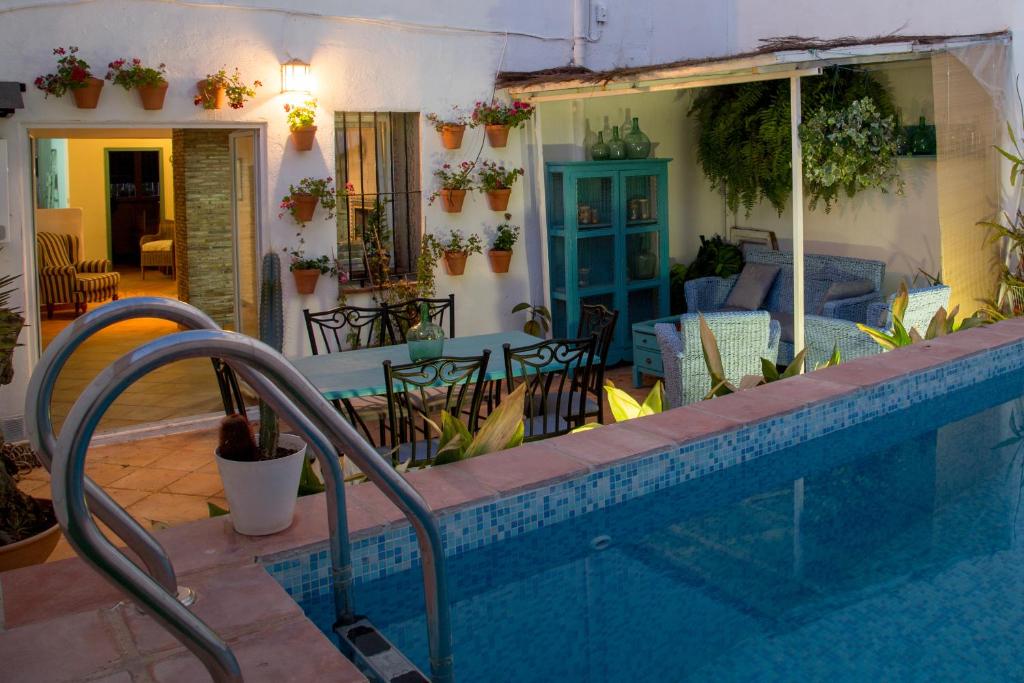 Alquerías del Niño PerdidoLa Casa Azul的一座带游泳池和庭院的房子