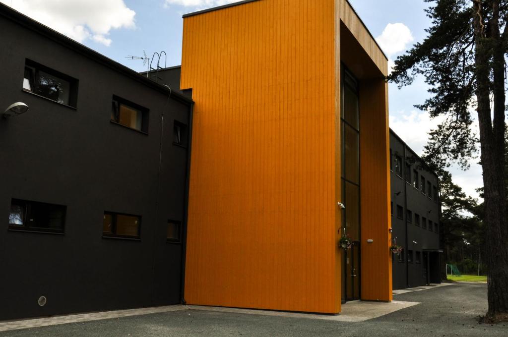 塔林JK曼尼库旅舍的大楼一侧的橙色门