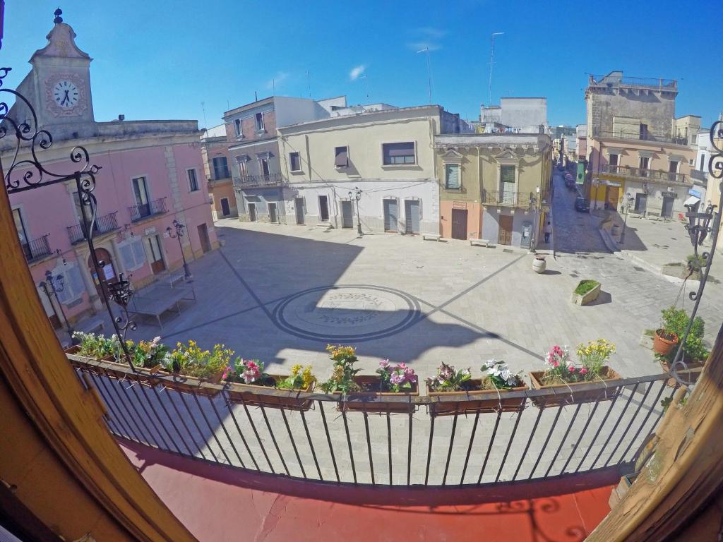 圣皮耶特罗韦尔诺蒂科Apulia '800的从窗户可欣赏到城市街道的景色