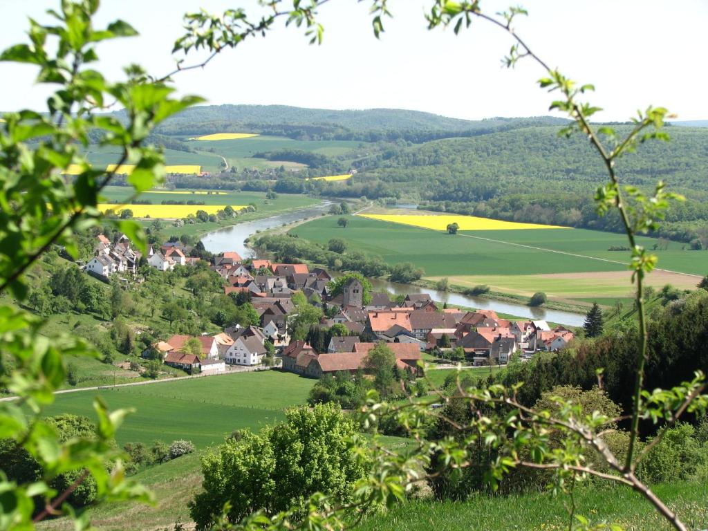 Brevörde洛兹公寓的绿色山谷中的一个村庄