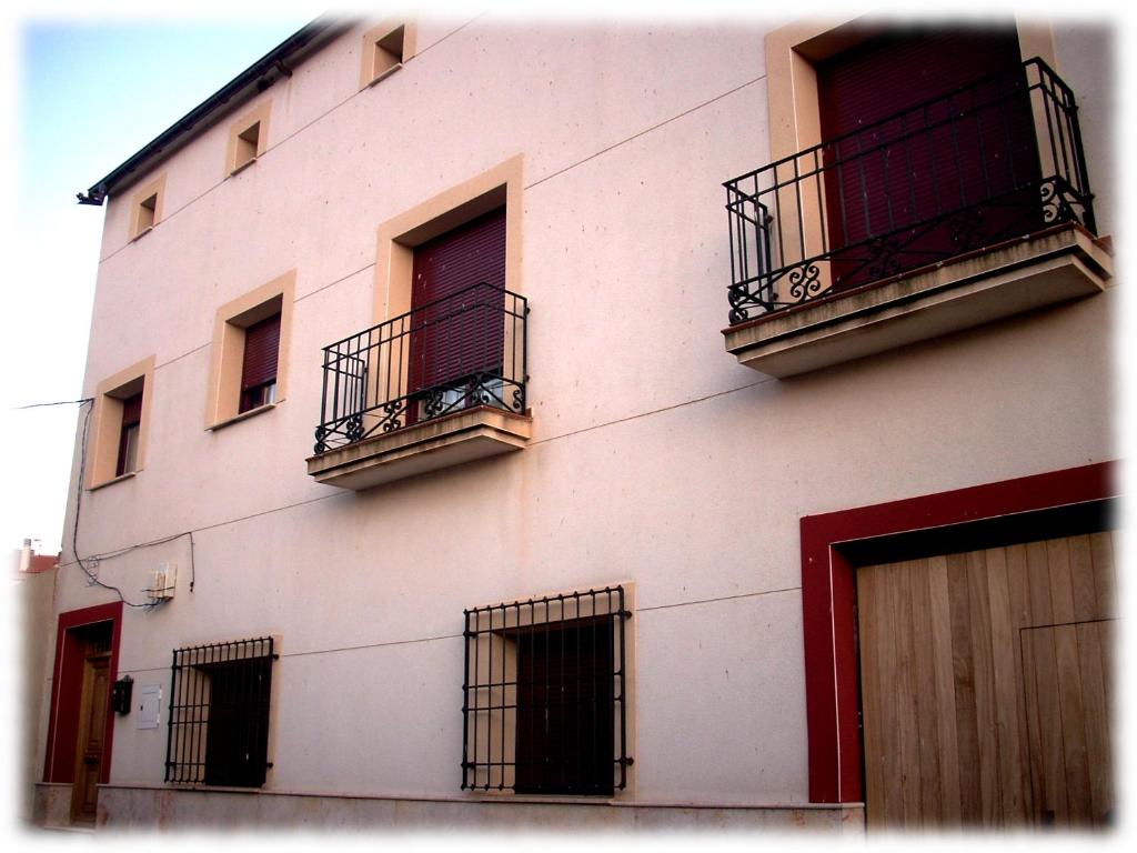 Cañada de CalatravaCentro Ornitológico El Primillar的白色的建筑,设有窗户和阳台
