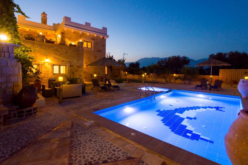 卡米拉日Nikolas country villa-anesis family的夜间在房子前面的游泳池