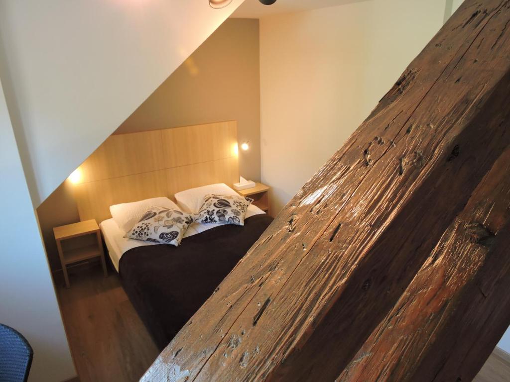 沃韦奥伯格康姆纳尔圣勒日酒店的一间卧室配有带2个枕头的床