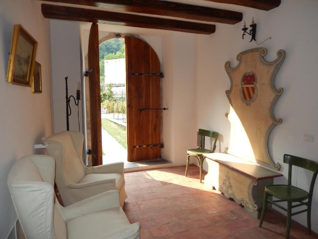 帕斯加特Pescalina - Pescate的客厅配有白色椅子和镜子