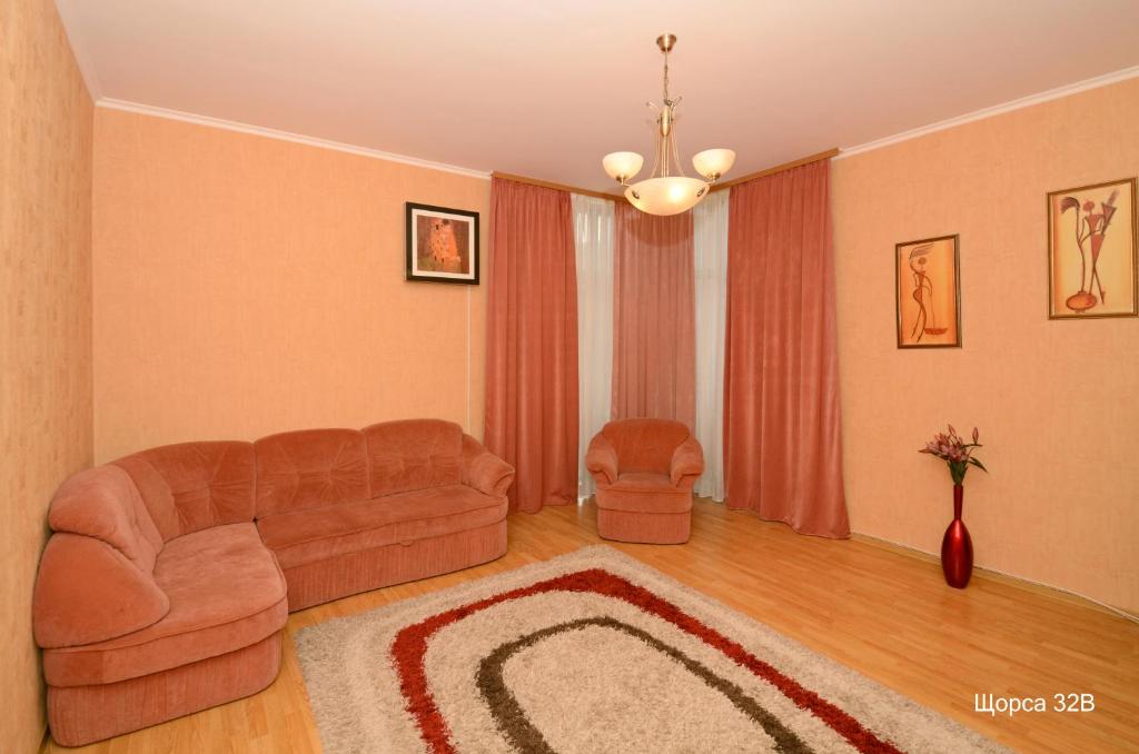 基辅Apartments in the center of Pechersk的客厅配有沙发和两把椅子