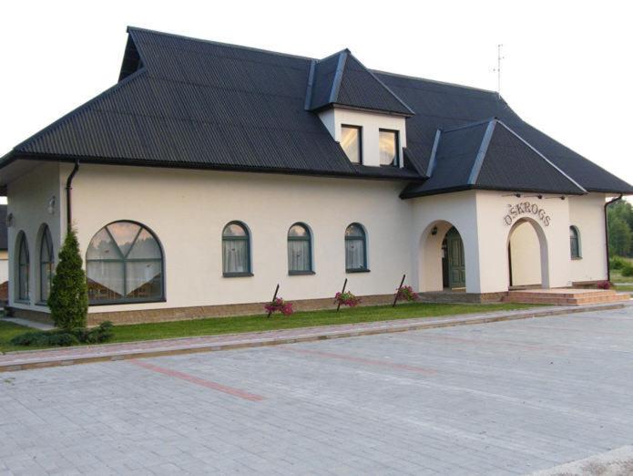 Ķegums奧斯克洛斯酒店的黑色屋顶的白色大建筑
