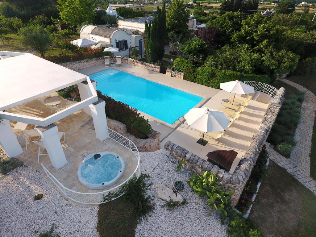 马丁纳弗兰卡Trulli Valle d'Itria的游泳池顶部景,带遮阳伞