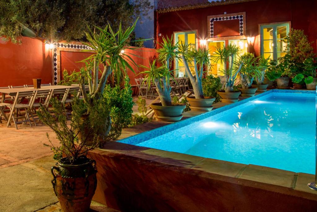Alquerías del Niño PerdidoVilla Lupita的餐厅旁的游泳池拥有盆栽植物