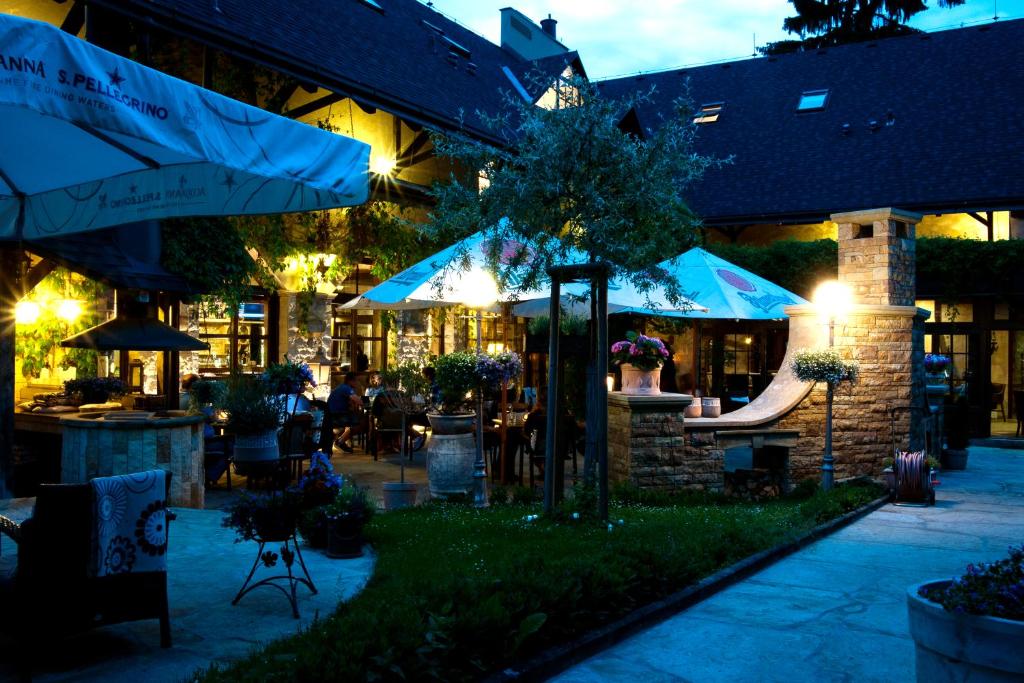 纳霍德博纳托酒店的一间晚上带桌子和遮阳伞的餐厅