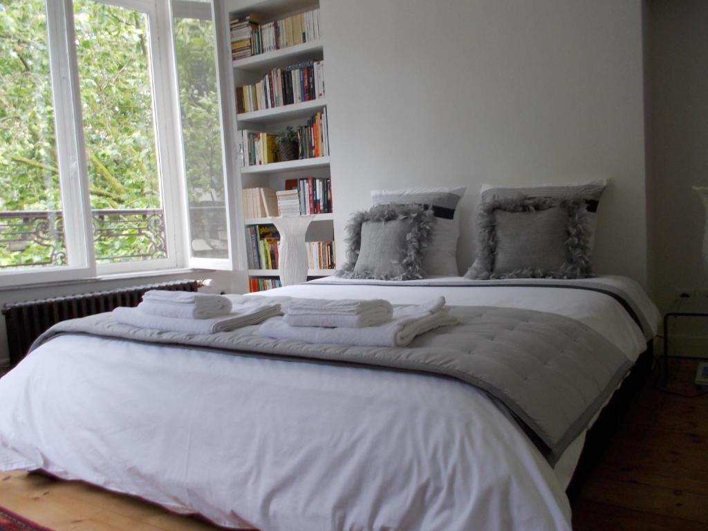 里尔里尔中心住宿加早餐旅馆的卧室配有一张白色大床和两个窗户
