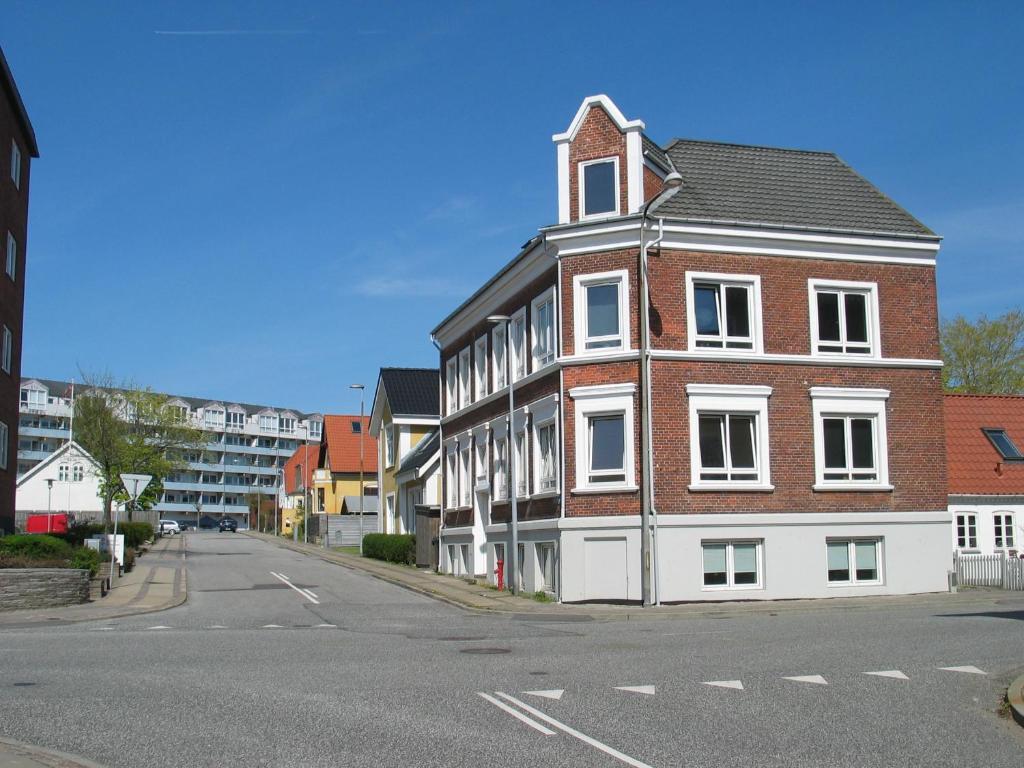 奥尔堡奥尔堡市客房公寓的街道边的建筑物
