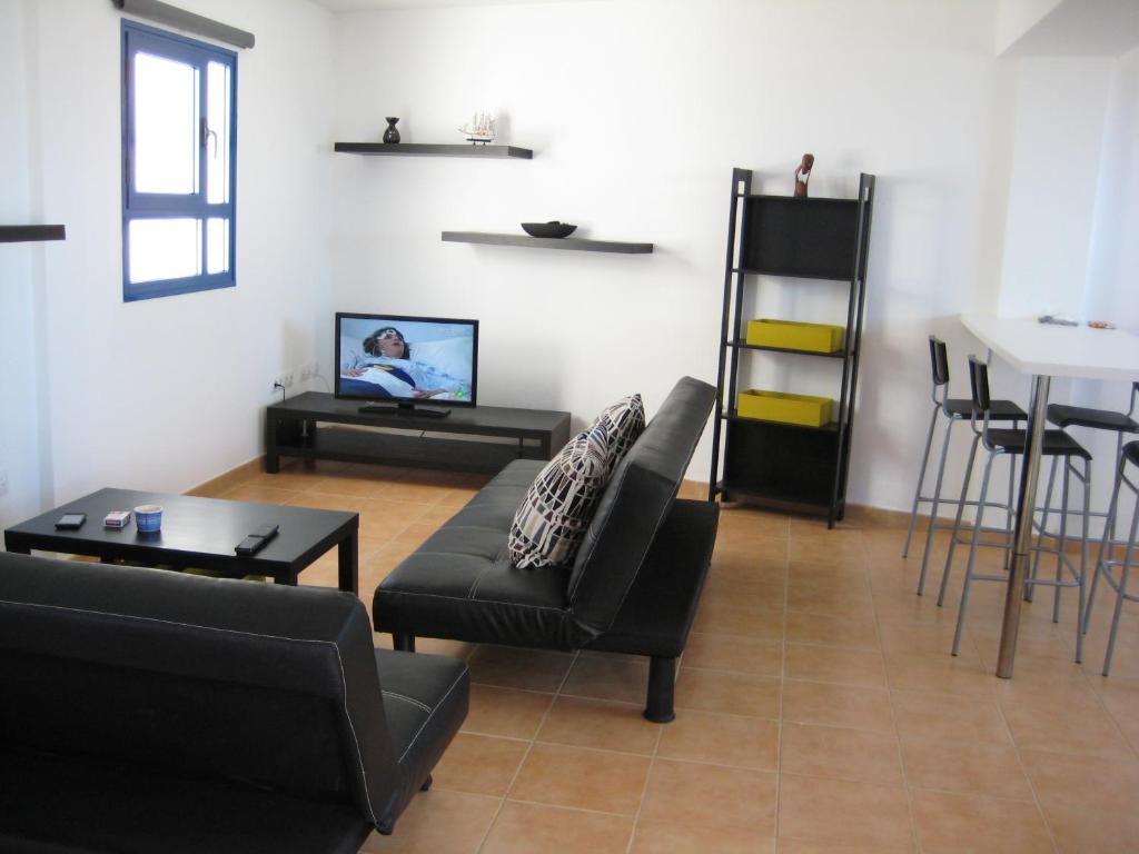 奥尔索拉Mirador del Roque的客厅配有沙发和桌子