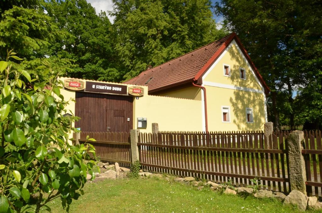 因德日赫城堡Pension U Starýho Dubu的旁边是一座带木栅栏的小房子