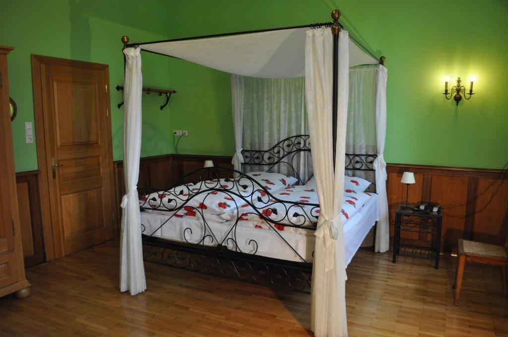 韦尔特卡拉蒙经济型酒店（客房&早餐）的一间卧室配有一张带天蓬的床