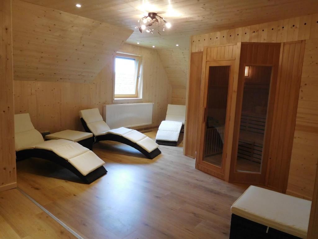 KatschwaldAlmhütte Grosserhütte的小屋内的房间,配有两张沙发和椅子