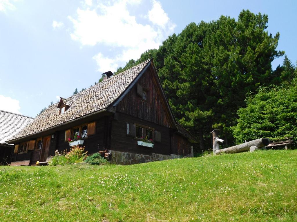 KatschwaldAlmhütte Ödenhübl的草地上的一个木屋